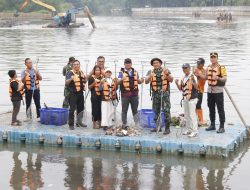 Karya Bakti di Sungai Ciliwung dalam Rangka Memperingati HUT TNI ke-79 Tahun
