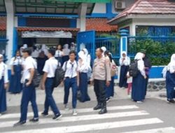 Cegah Tawuran Pelajar Kapolsubsektor Rawasari Patroli Bubaran Sekolah
