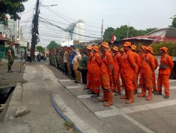 Memperkuat Sinergi Bhabinkamtibmas Kelurahan Gunung Sahari Selatan Membantu Kegiatan Karya Bakti TNI