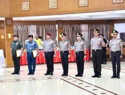 Dirreskrimsus, Kabidhumas, dan Kabidkum Polda Metro Jaya Terima Brevet Setia Waspada dari Danpaspampres