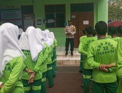 Kanit Binmas Polsek Metro Gambir melaksanakan Penyuluhan dan Deklarasi Gerakan Anti Tawuran di SMP PGRI 32 pagi Jakarta