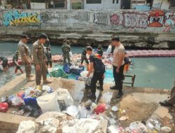 Sinergitas Tiga Pilar: Karya Bhakti HUT TNI ke-79 Pembersihan Anak Kali Sentiong