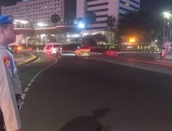 Personel Unit Provost Menteng Melaksanakan Pemantauan Menjelang Pagi Sekitar Bunderan HI Menteng Antisipasi Trek-trekan dan Kejahatan Jalanan