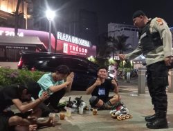 Kateam Unit Patmor Berikan Imbauan Remaja Yang Masih Nongkrong Depan Grand Hyatt Menteng