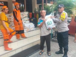 Bhabinkamtibmas Johar Baru Monitoring Dan Membantu Pendistribusian Beras Bulog Warga RW 05 dan RW 08