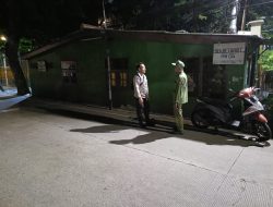 Patroli Malam hari Bhabinkamtibmas Gunung Sahari Utara Sambangi Pos Satkamling RW. 05