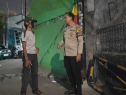 Patroli Dialogis Poskamling RT 01/05 Malam Hari, Bhabinkamtibmas Kebon Melati Berikan Imbauan Kepada Petugas Siskamling