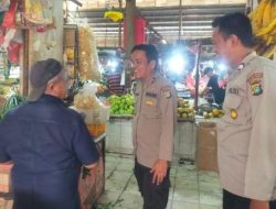 Anggota Unit Sabhara Polsek Cempaka Putih Patroli Dialogis Ke Pedagang Pasar