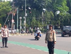 Team Patmor Polsek Metro Menteng Melaksanakan Pengaturan Arus Lalulintas Siang Hari Sepanjang Jalan Pangeran Diponegoro di Persimpangan Taman Suropati Menteng