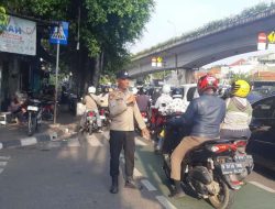 Kapolsubektor Tanah Tinggi Melaksanakan Pengaturan Lalu Lintas Pagi Hari Jalan Letjend Suprapto