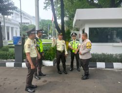 Bhabinkamtibmas Senen Sambang dan Imbau Petugas Security Kemenlu RI