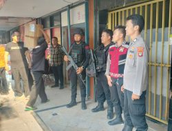 POLRI Melalui Polsek Kemayoran Kawal Distribusi Surat Suara di Wilayah Jakarta Pusat.