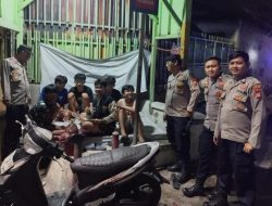 Patroli Pemukiman Dini Hari Personil Polsek Johar Baru Berikan Imbauan Dan Ingatkan Anak Remaja Yang Nongkrong Jangan Sampai Tawuran