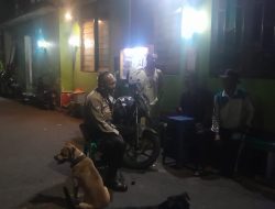 Sambangi Satkamling Rw 4 Gambir, Bhabinkamtibmas Gambir sampaikan himbauan Kamtibmas