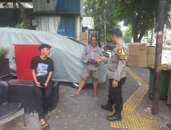 Jelang Pilkada Bhabinkamtibmas Kebon Kacang Patroli Dialogis RW 02 Sampaikan Pilkada Damai Kepada Warga