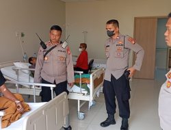 Kapolsek Senen Jenguk Anggota Yang Dirawat Dirumah Sakit