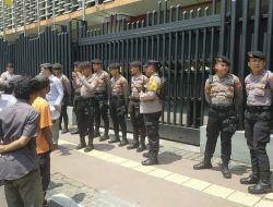 Menciptakan Pilkada Aman Kanit Binmas Menteng Pimpin Pengamanan Aksi Unras Di Kantor Bawaslu RI