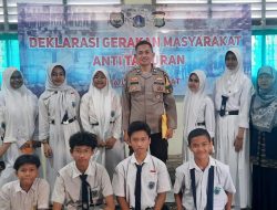 Deklarasi Anti Tawuran SMP Muhammadiyah 2, Membangun Kesadaran Di Kalangan Pelajar  Jakarta Pusat – Edukasi Anti Tawuran, Bhabinkamtibmas  Kelurahan Kebon Melati Aiptu Deny Sukmo Prabowo memberikan penyuluhan dan edukasi tentang bahaya tawuran bagi pelajar SMP Muhammadiyah 2 Jalan KH Mas Mansyur No 65 Kelurahan Kebon Melati  Kecamatan Tanah Abang Jakarta Pusat. Selasa (22/10/2024).  Aiptu Deny sebagai Bhabinkamtibmas  melakukan cooling system dalam rangka upaya untuk mencegah adanya tawuran melalui sosialisasi dan penyuluhan kepada pelajar SMP Muhammadiyah 2, katakan “Stop Tawuran”.  Kegiatan sosialisasi dan penyuluhan anti tawuran ini kepada pelajar sebagai bentuk sinergitas dan koordinasi dan menjadi pedoman pencegahan dini bagi generasi muda dalam mencegah aksi tawuran antar pelajar, ujar deny.  Aiptu Deny mengatakan bahwa tugas siswa adalah belajar dan bahwa tawuran merupakan perbuatan yang melanggar hukum dan dapat merugikan diri sendiri maupun orang lain. tawuran tidak ada faedahnya melainkan hanya berdampak negatif bagi masa depan adik-adik, Jika ada permasalahan sebaiknya diselesaikan secara musyawarah dan jangan diselesaikan dengan kekerasan. Jika ada pihak yang ingin mengajak tawuran segera laporkan kepada pihak sekolah, kepolisian atau dapat menghubungi call center 110.  Aiptu Deny mengharapkan kepada pelajar untuk menghindari perbuatan-perbuatan negatif seperti tawuran, tidak mudah terprovokasi untuk mengikuti maupun ajakan apapun yang melawan hukum, kedepankan etika dan sopan santun yang baik, bersahabat dengan semua kalangan dan bersikap tegas terhadap teman-teman yang ingin mengajak tawuran.   Polri mengimbau kepada orang tua untuk lebih meningkatkan pengawasan terhadap anak-anaknya. Kami akan menindak tegas sesuai hukum yang berlaku siapapun yang terlibat tawuran, ujar Deny.  Kegiatan ditutup Ikrar menyerukan Deklarasi bersama-sama untuk menjauhi segala bentuk kekerasan dan mendukung terciptanya suasana damai di lingkungan sekolah dan diluar sekolah.  Ucapan Deklarasi Pelajar SMP Muhammadiyah 2 dengan lantang dan penuh keyakinan, Kami Pelajar Indonesia Indonesia : 1. Menjunjung tinggi nilai ketuhanan, musyawarah dan persatuan dalam semangat kekeluargaan. 2. Menolak keras segala bentuk kekerasan dan tawuran, baik didalam maupun luar sekolah. 3. Berkomitmen untuk selalu bertindak dengan akhlak mulia dan sesuai dengan ridho tuhan. 4. Siap bekerja sama dengan aparat penegak hukum untuk menjaga keamanan dan ketertiban.  Aiptu Deny selaku pembina wilayah juga menyampaikan pesan dari Kapolres Metro Jakarta Pusat Kombes Pol Susatyo Purnomo Condro terima kasih kepada siswa/i sudah menjaga keamanan dan ketertiban sehingga menciptakan lingkungan sekolah dan luar sekolah menjadi aman, nyaman, tentram dan damai.  Segera melaporkan ke Polsek Metro Tanah Abang atau Call Center 110, apabila ada kejadian untuk di tindak lanjuti oleh petugas kepolisian.  (Humas Polres Metro Jakarta Pusat)