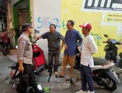 Patroli Dialogis Bhabinkamtibmas Sambang Pilkada Aman dan Damai dengan Ketua RW 05 dan Warga Galur