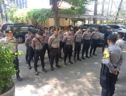 Waka Polsek Pimpin Pengamanan Aksi Unjuk Rasa Di Gedung Kementrian Pendidikan, Kebudayaan, Riset Dan Teknologi RI