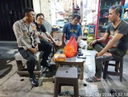 Patroli Dialogis Kapolsubsektor Kayu Awet Sambangi Warga RW 04 Kelurahan Johar Baru Ciptakan Pilkada Aman dan Damai