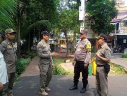 Patroli Kewilayahan Bhabinkamtibmas Bersama Satpol PP Johar Baru Ciptakan Pilkada Aman dan Damai