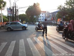 Patroli dan Pengaturan Lalu Lintas Sore Hari oleh Kapolsubsektor Kayu Awet di Jalan Percetakan Negara Raya Johar Baru
