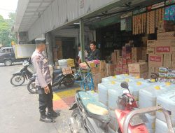 Bhabinkamtibmas Petojo Utara Monitoring Ketersediaan Beras di Petojo Utara