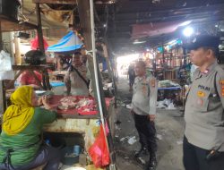 Menjelang Pilkada DKI Jakarta, Bhabinkamtibmas Kramat Lakukan Pengecekan Harga Sembako di Pasar Tradisional