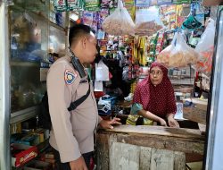 Bhabinkamtibmas Gunung Sahari Utara Pantau Stabilitas Harga Kebutuhan Pokok di Pasar Gang Lilin