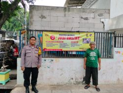 Bhabinkamtibmas Kelurahan Kemayoran Melaksanakan Kegiatan Pemasangan Spanduk Himbauan