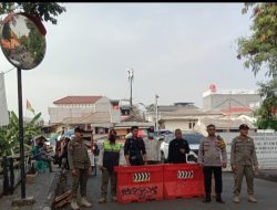 Bhabinkamtibmas Pegangsaan Melaksanakan Kegiatan Pembatasan Kendaraan Roda Dua Di Jembatan Jalan Talang