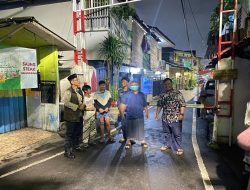 Bhabinkamtibmas Karet Tengsin Patroli Dialogis Bersama Ketua RT 09/04 Berikan Imbauan Kepada Anak-Anak Agar Tidak Tawuran