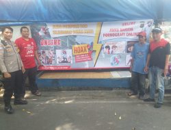 Bhabinkamtibmas Cikini Bersama Warga Giat Pemasangan Spanduk Himbauan Menjauhi Judi Online