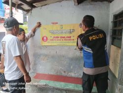 Bhabinkamtibmas Kelurahan Kampung Rawa Bersama FKDM dan Warga, Melaksanakan Kegiatan Pemasangan Spanduk Himbauan