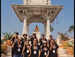 Reff judul   *Budaya Menyatukan Bangsa, Tari Ramayana Wakili Indonesia di Festival Deepotsav India 2024*  *Festival Deepotsav India 2024 Jadi Panggung Diplomasi Budaya, Tari Ramayana Indonesia Curi Perhatian*  *Dukungan Polri dan Museum Gubug Wayang Bawa Indonesia Bersinar di Festival Deepotsav*   India, Di kota Ayodhya yang sarat sejarah, terletak di negara bagian Uttar Pradesh, India, nuansa keagungan dan persatuan budaya terasa kental dalam perayaan Festival Deepotsav 2024 pada 28 – 30 Oktober 2024.   Di sinilah Team Sasana Budaya Art Troupe Jakarta, dengan dukungan Museum Gubug Wayang dan Kombes Pol Tri Suhartanto sebagai Penasehat Museum Gubug Wayang, menghadirkan Tari Ramayana untuk mewakili Indonesia dalam perhelatan internasional yang meriah ini.   Tarian tersebut merupakan wujud penghormatan Indonesia terhadap nilai-nilai budaya yang menyatukan bangsa-bangsa di dunia.  Santi Dwisaputri Pimpinan Sasana Budaya Art Troupe Jakarta dalam kesempatan ini mengucapkan terimakasih kepada Museum Gubug Wayang dan juga polri dalam hal ini Kombes Pol Tri Suhartanto yang telah banyak mendukung sehingga bisa tampil dalam di internasional dalam Festival Deepotsav 2024   ” Dukungan polri di acara ini menjadi simbol komitmen Polri dalam mendukung kebudayaan Indonesia di kancah global,” ujar nya   Dikesempatan yang sama team Sasana Budaya Art Troupe Jakarta mengucapkan rasa terima kasih kepada polri dalam hal ini Kombes Pol Tri Suhartanto sehingga kami mendapatkan kesempatan untuk menampilkan tarian wayang dalam event budaya internasional di india   Sementara Kombes Pol Tri menyampaikan rasa terima kasih kepada Pemerintah Uttar Pradesh serta Kedutaan Besar Republik Indonesia di New Delhi yang telah memberi kesempatan bagi Indonesia untuk menampilkan warisan budaya nusantara.   “Merupakan kehormatan bagi kami menunjukkan kekayaan budaya dan konektivitas budaya antara Indonesia dan India melalui pertunjukan Ramayana,” ungkapnya saat dikonfirmasi, Jumat, 1/11/2024.  Festival Deepotsav adalah perayaan tahunan yang memukau ribuan pengunjung dari berbagai penjuru India dan luar negeri.   Diikuti oleh lebih dari 200 kota di India serta delegasi dari Myanmar, Kamboja, Thailand, Nepal, dan Malaysia, acara ini menjadi wadah istimewa bagi berbagai negara untuk merayakan persaudaraan global.   Dengan mengusung tema “Budaya Menyatukan Bangsa,” delegasi Indonesia hadir untuk mengungkapkan semangat toleransi dan gotong-royong melalui tarian epik Ramayana yang telah menjadi bagian integral dari budaya Indonesia, khususnya di Jawa dan Bali.  *Tari Sebagai Bahasa Universal Persatuan*  Dalam setiap gerak Tari Ramayana, tersirat nilai-nilai luhur dan makna yang melampaui batas negara.   Tari ini menjadi cerminan cinta, penghormatan terhadap leluhur, dan rasa syukur atas alam serta hubungan antar-manusia.   Filosofi “Cinta dan Hormat” adalah inti dari tarian Indonesia, yang ingin disampaikan kepada dunia sebagai nilai universal yang dapat menyatukan bangsa-bangsa. Seperti yang disampaikan Kombes Pol Tri, “Dengan melestarikan tari Indonesia di panggung dunia, kita tidak hanya menjaga warisan budaya, tetapi juga membangun jembatan antar-bangsa.”  Partisipasi generasi muda dalam kesenian ini turut menjadi bagian penting dalam upaya pelestarian budaya.   Di bawah bimbingan Team Sasana Budaya Art Troupe, pemuda Indonesia diberi kesempatan untuk mengenalkan tari tradisional Indonesia ke pentas internasional, sekaligus membangkitkan rasa bangga terhadap warisan budaya.   Kombes Pol Tri juga mengajak seluruh masyarakat untuk bergandengan tangan dan menjaga martabat bangsa melalui seni dan budaya, demi mewujudkan Visi Indonesia Emas yang dicita-citakan bersama.  *Harapan dan Doa untuk Tanah Air*  Melalui partisipasi Indonesia dalam Festival Deepotsav 2024, Kombes Pol Tri Suhartanto berharap bahwa seni-budaya Indonesia akan terus berkembang dan menjadi jembatan untuk mempererat persaudaraan antar-bangsa.   “Semoga tanah air kita yang gemah ripah loh jinawi ini selalu tenteram dan damai, kaya akan budaya, penuh rasa persaudaraan,” ujarnya dengan harapan.   Tak hanya sebagai hiburan, kehadiran Indonesia di festival ini menjadi saksi bahwa seni-budaya mampu menyatukan bangsa-bangsa dalam harmonisasi perbedaan, dan memupuk rasa nasionalisme di hati generasi penerus.  Dengan berakhirnya Festival Deepotsav 2024, Indonesia tidak hanya meninggalkan kesan visual yang indah melalui Tari Ramayana, tetapi juga pesan persatuan, harmoni, dan penghargaan antar-bangsa yang akan dikenang.   Di Ayodhya, semangat budaya Indonesia diterima dengan hangat, mengukir jejak harmoni budaya yang menyatukan bangsa