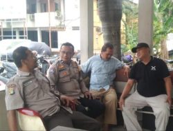 Sambangi Warga  Bhabinkamtibmas Cempaka Putih Timur Ajak Warga Jaga Kekompakan