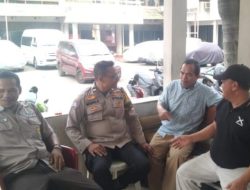 Sambangi Warga  Bhabinkamtibmas Cempaka Putih Timur Ajak Warga Jaga Kekompakan