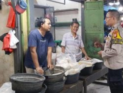 Bhabinkamtibmas Cempaka Putih Timur Patroli Dialogis Ke Agen Beras