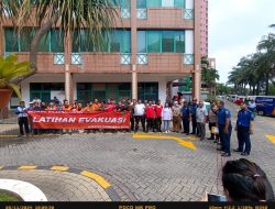 Bhabinkamtibmas Kelurahan Gunung Sahari Selatan Hadiri Giat Latihan Simulasi Evaluasi dan Penanggulangan Kebakaran
