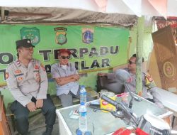 Kapolsubsektor Galur bersama Bhabinkamtibmas Kampung Rawa Patroli Dialogis Interaksi dan Komunikasi Sosial Dengan Tokoh Masyarakat dan Warga