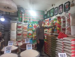 Bhabinkamtibmas Kebon Melati Monitoring Pengecekan Ketersediaan Dan Harga Beras Di Agen Beras Idola Az-Zahra