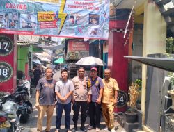 Bhabinkamtibmas Pegangsaan Pemasangan Spanduk Himbauan Di Jalan Kimia Ujung Menteng