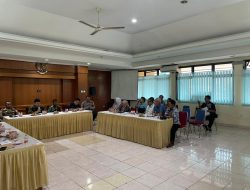Bhabinkamtibmas Menteng Bersama Tiga Pilar Hadir Dalam Acara Pembekalan Panitia Bakal Calon Ketua Rw Di Kelurahan Menteng