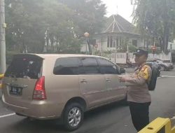 Kepedulian Bhabinkamtibmas Gondangdia Berikan Pengaturan Lalin Jalan Teuku Umar Menteng