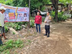 Bhabinkamtibmas Karet Tengsin Bersama Ketua RT Dan Warga Pemasangan Spanduk Imbauan Hindari Judol, Jebakan Pinjol, Penipuan Dan Hoax Di Pemukiman RT 03/05