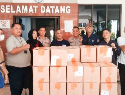 Polsek Senen Kawal Pengiriman Logistik Pilkada Dari KPU Jakarta Pusat Menuju Gudang Logistik PPK