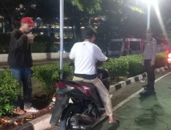 Kasubnit Binmas Membubarkan Kerumunan Sekitar Bunderan HI Menteng