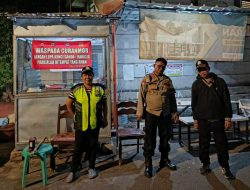 Patroli Malam Hari, Kanit Binmas Polsek Senen Sampaikan Imbauan Kamtibmas Ke Pos RW