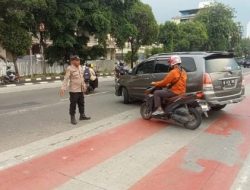 Pengaturan Lalu Lintas Sore Hari Oleh Anggota Polsek Cempaka Putih